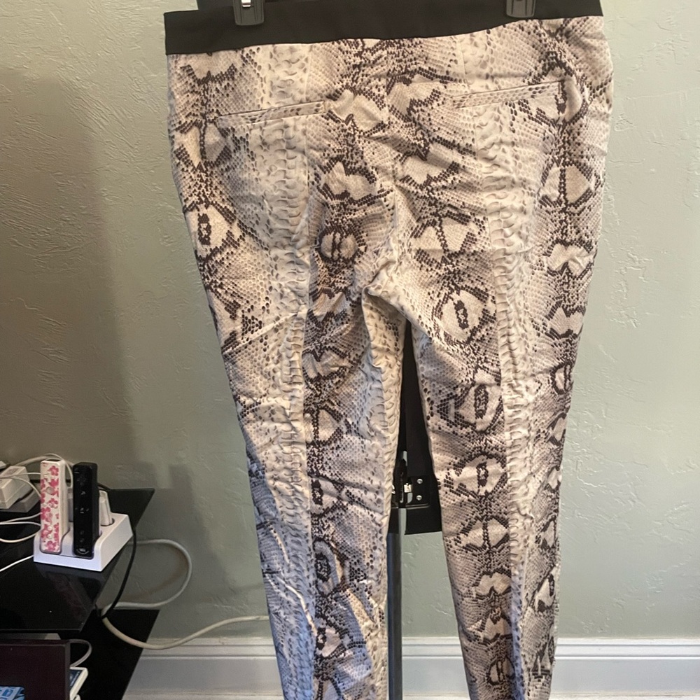 5/15Zara Snake Print Capris - Black and Cream